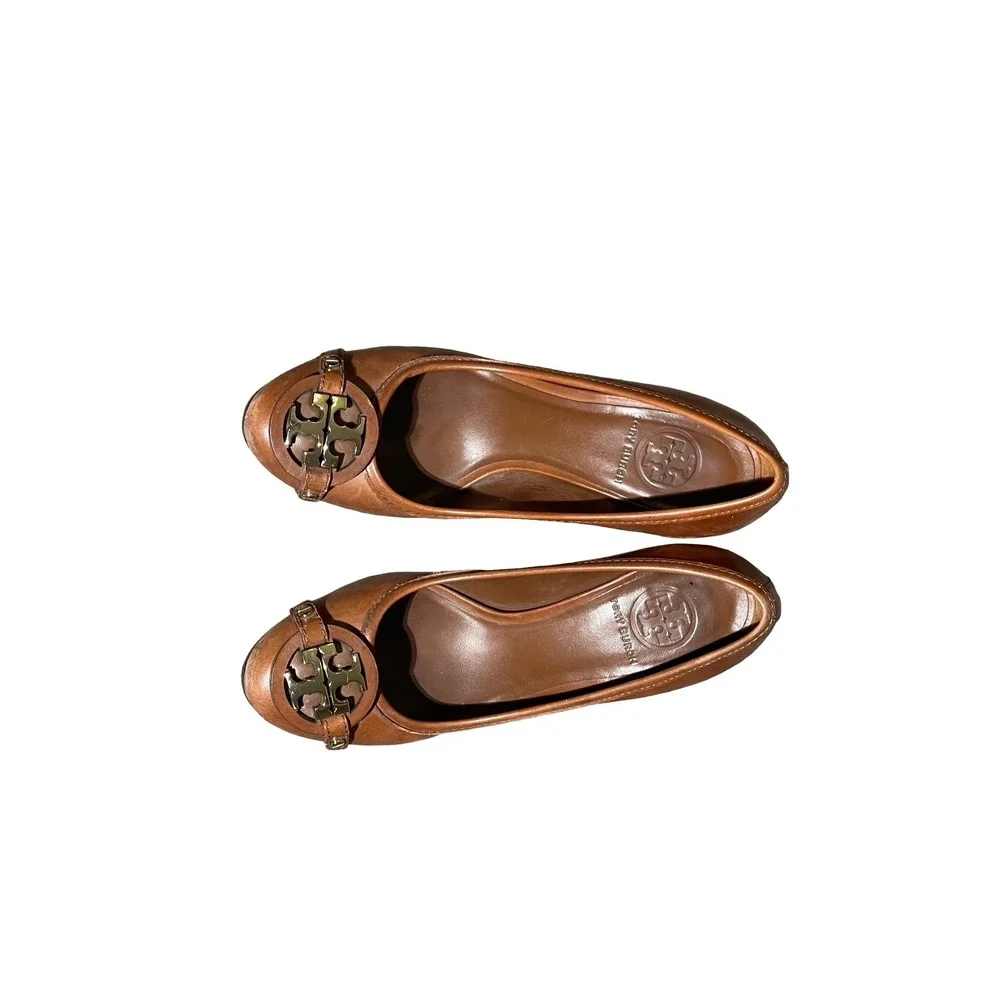 Tory Burch Sally Tan Leather Wedge Pumps Gold Reva Logo Medallion Size 8.5M